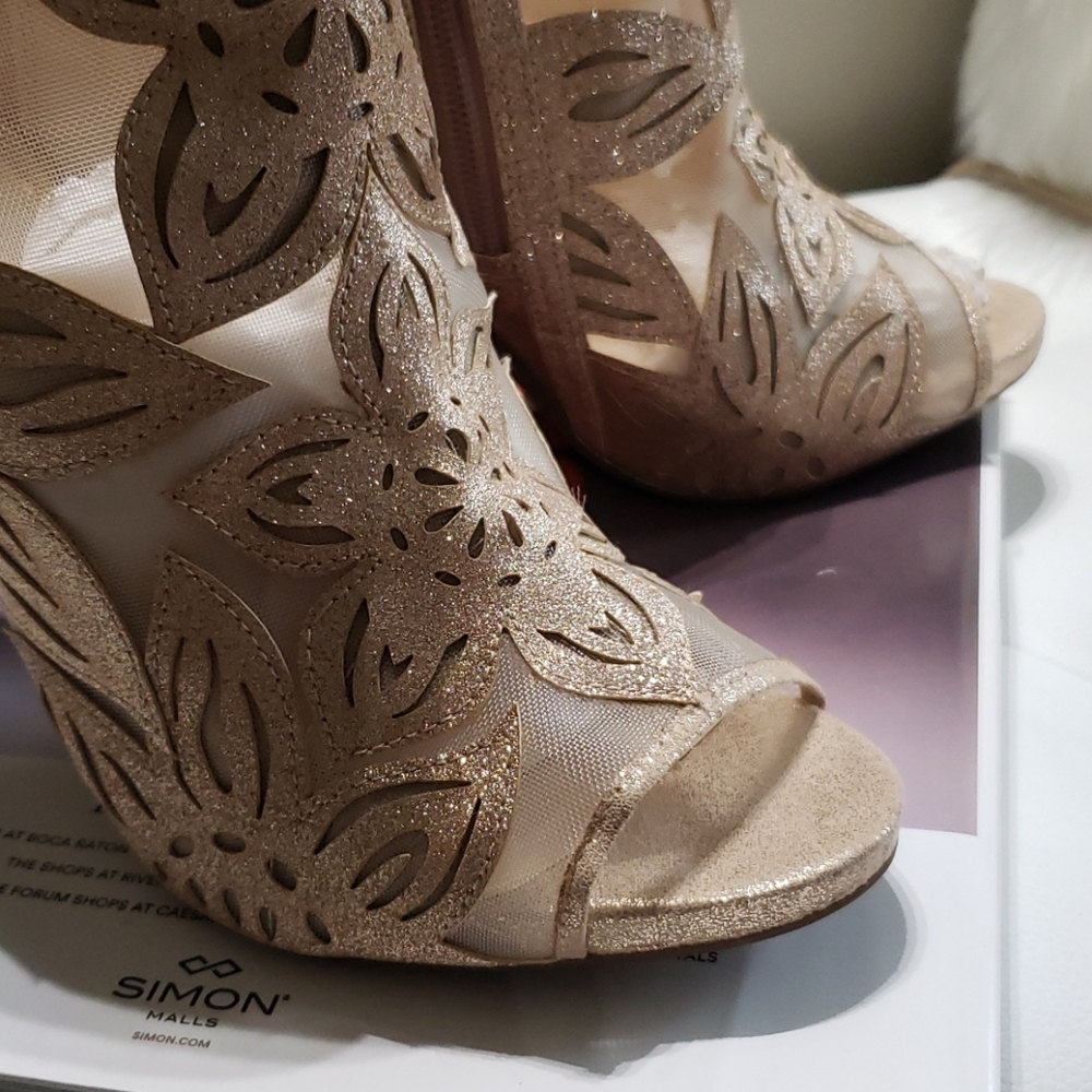 RELIST...Jessica Simpson Elegant peep toe Booties